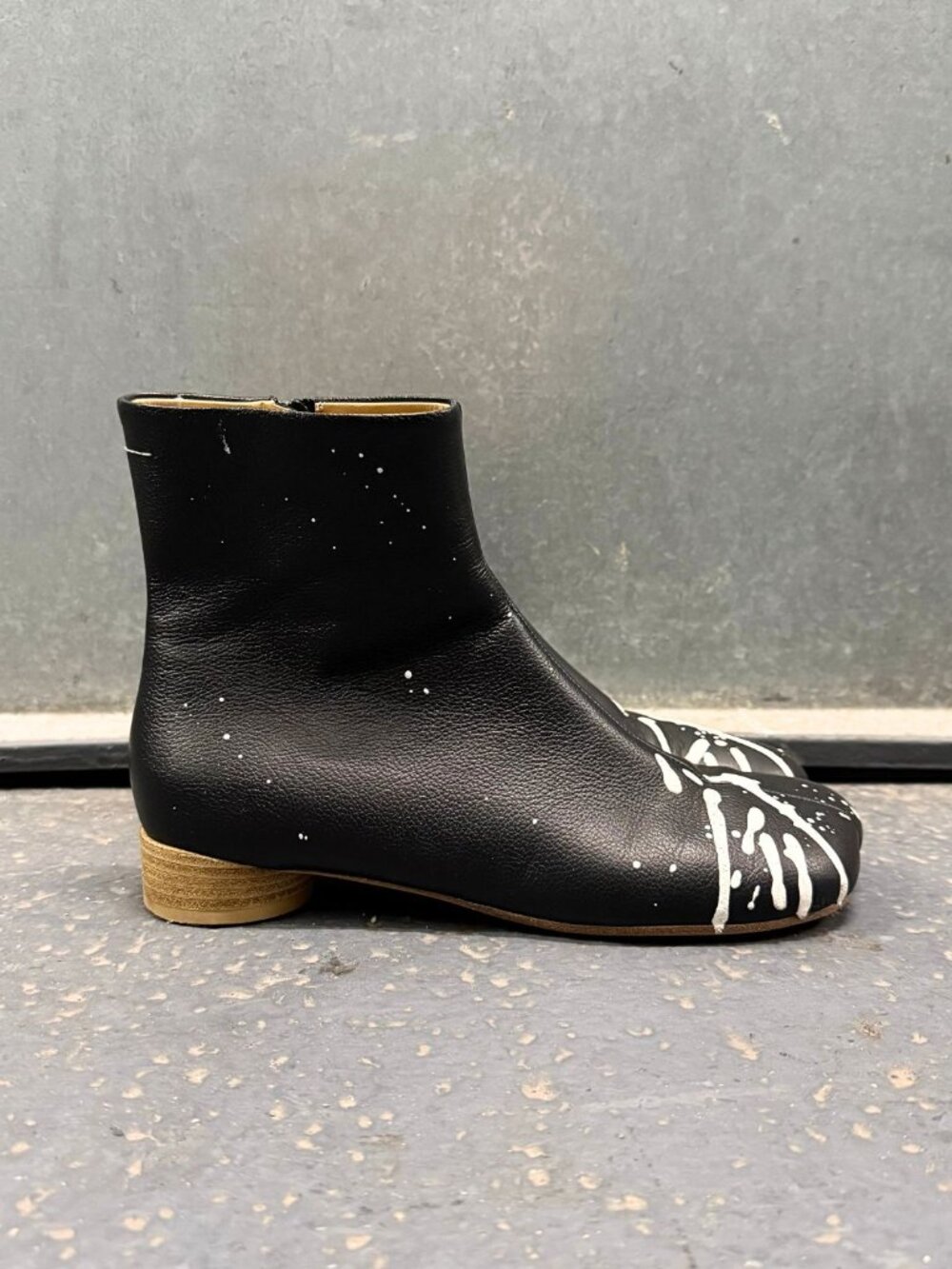 MAISON MARGIELA MM6 BLACK LEATHER PAINT SPLATTER BOOTS - Picture 3 of 14